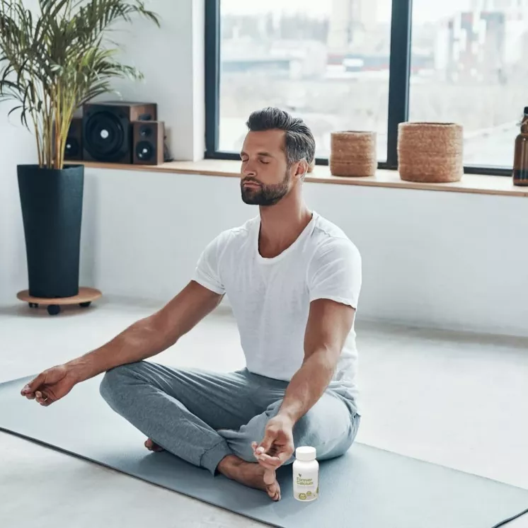 Homme sportif en position de détente tenant Forever Calcium, illustrant le soutien musculaire et osseux.