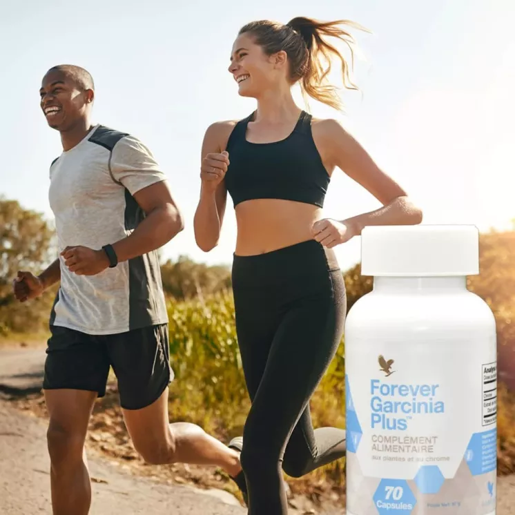 Couple faisant du jogging, symbolisant l'énergie et la gestion du poids avec Forever Garcinia Plus