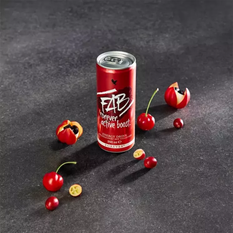 FAB Forever Active Boost boisson énergisante en canette avec des fruits à côté