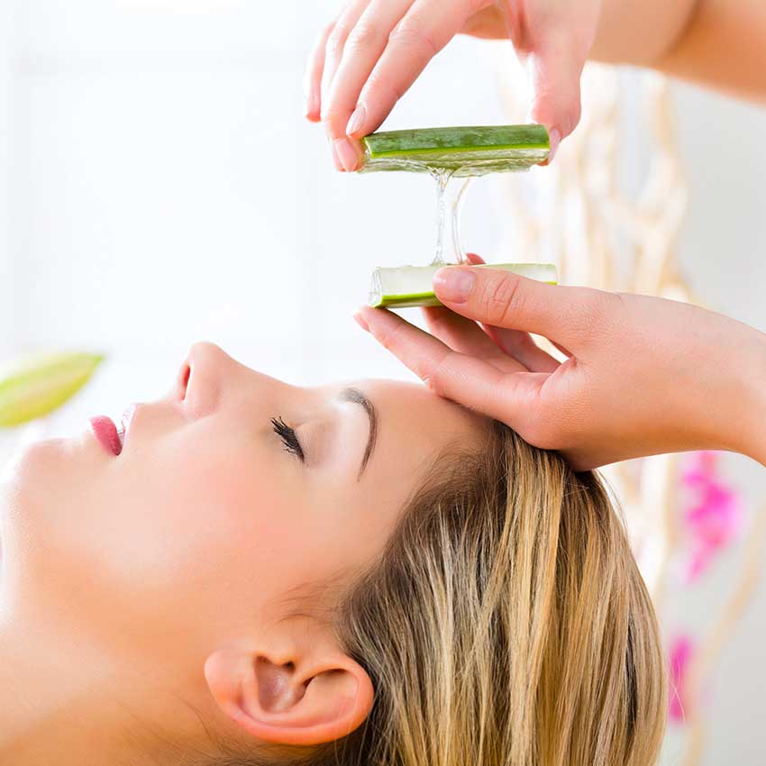 Gel d'aloe vera appliqué sur le visage pour un soin hydratant et apaisant