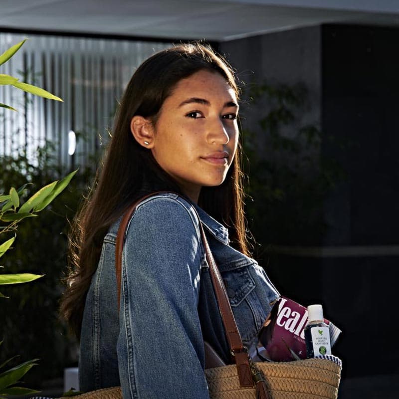 Femme utilisant Forever Hand Sanitizer pour maintenir une bonne hygiène et protéger son immunité