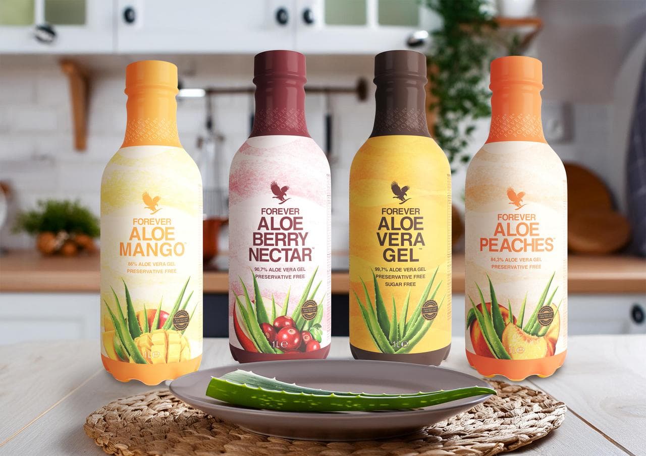 Quatre bouteilles de jus d'aloe vera Forever Living : Aloe Mango, Aloe Berry Nectar, Aloe Vera Gel et Aloe Peaches